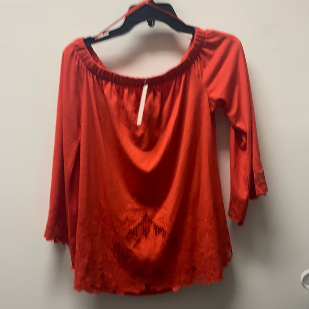 The most adorable flare sleeve top